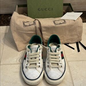 Gucci women’s Sneakers in White with Green and Red Stripes